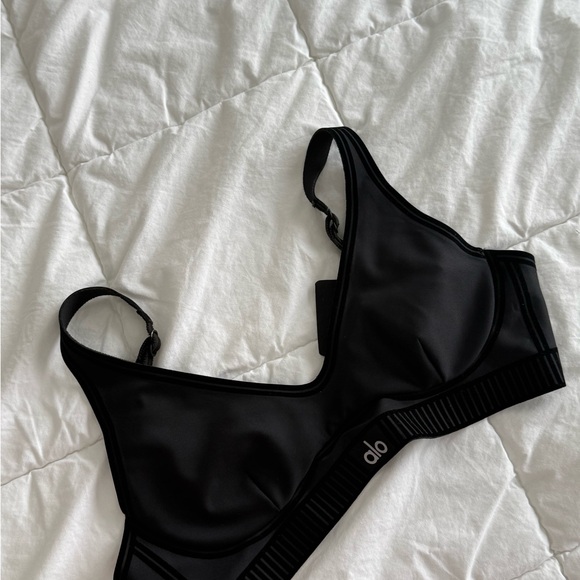 Lululemon, Nike and Alo Yoga Sports Bras & Tank Tops – Size 6 – Gently Used - Picture 4 of 8